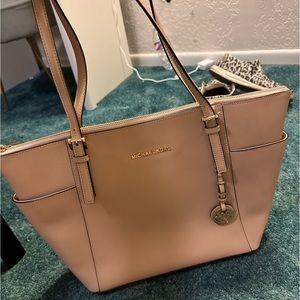 Michael kors purse never been used